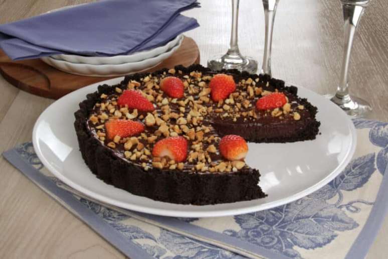 Guia da Cozinha - Torta de chocolate e morango sem forno