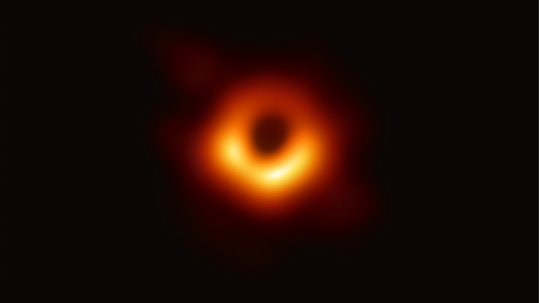 A foto tirada pelo telescópio Event Horizon em abril de 2019 mostra o anel brilhante formado quando a luz é curvada pela intensa gravidade de um buraco negro com uma massa 6,5 ​​milhões maior que a do sol