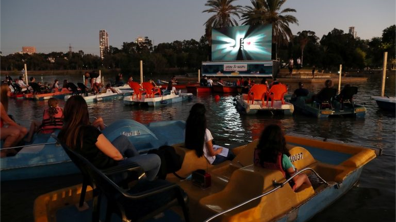 Cinema flutuante em Tel Aviv, Israel; este é apontado como exemplo bem-sucedido de conciliação entre prevenção e demandas sociais