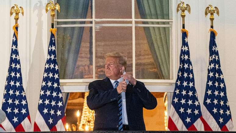 Trump remove a máscara para posar para fotos: presidente vem sendo criticado por menosprezar severidade da covid-19
