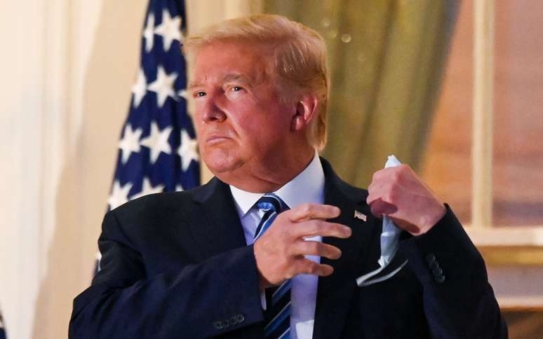Presidente dos EUA, Donald Trump, retira máscara de proteção ao voltar para a Casa Branca depois de ficar três dias internado em hospital com Covid-19
05/10/2020 REUTERS/Erin Scott