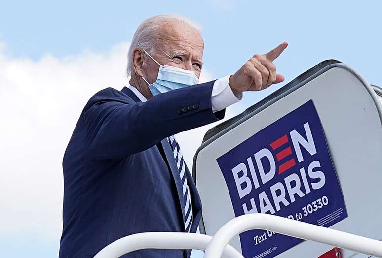 Joe Biden embarca no aeroporto de New Castle, Delaware, para evento na Pensilvânia
06/10/2020 REUTERS/Kevin Lamarque