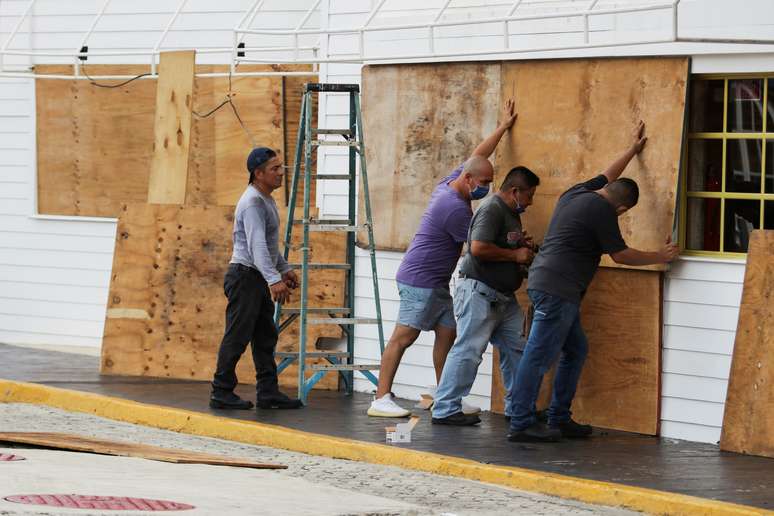 Trabalhadores cobrem janelas de restaurante em Cancún antes da chegada de furacão Delta
06/10/2020
REUTERS/Jorge Delgado
