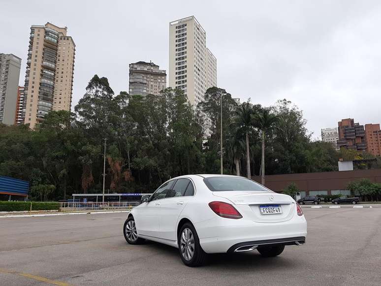 Carroceria cl&aacute;ssica do sed&atilde; tr&ecirc;s volumes e porta-malas de 445 litros: f&oacute;rmula simples que faz sucesso.