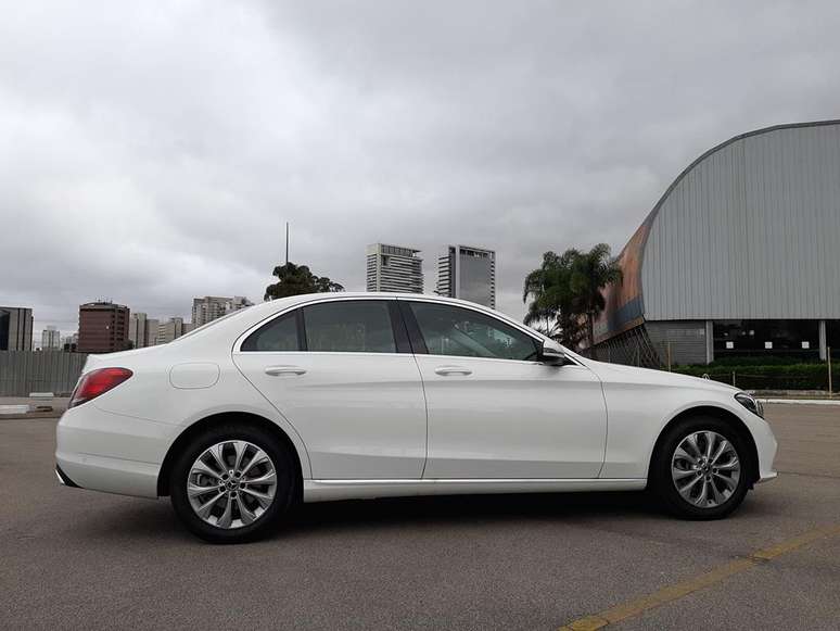 Mercedes Classe C tem 2,840 m de entre-eixos, ou seja, 14 cm a mais que um Toyota Corolla.