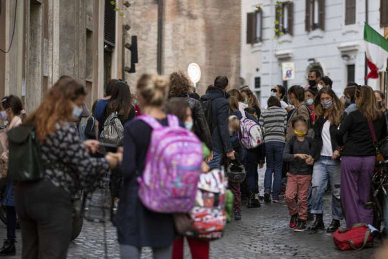 Movimentação em escola primária em Roma, capital da Itália