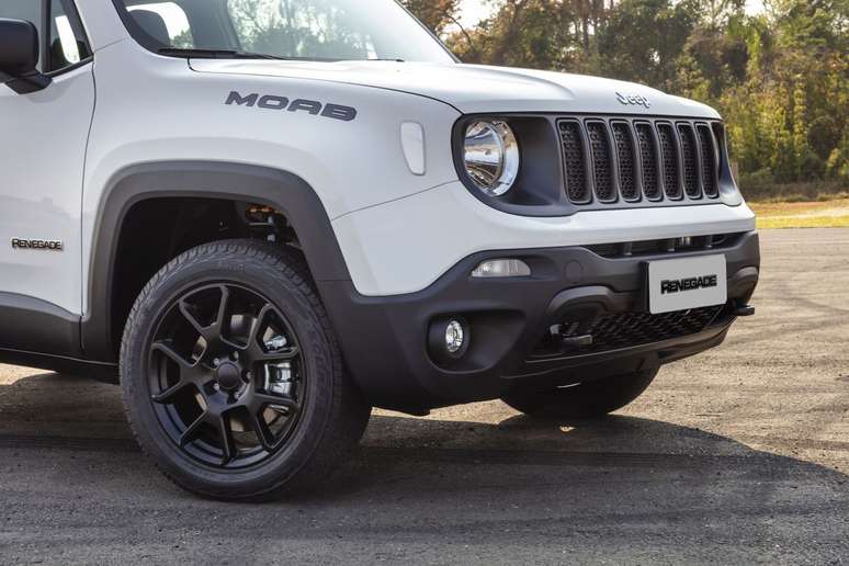 Pneus de uso misto, ganchos em preto na dianteira e traseira, visual escurecido nas rodas de liga leve de 17&rdquo; e na grade frontal.