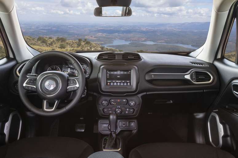 Renegade Moab traz central multim&iacute;dia Uconnect 7" e ar-condicionado dual zone.