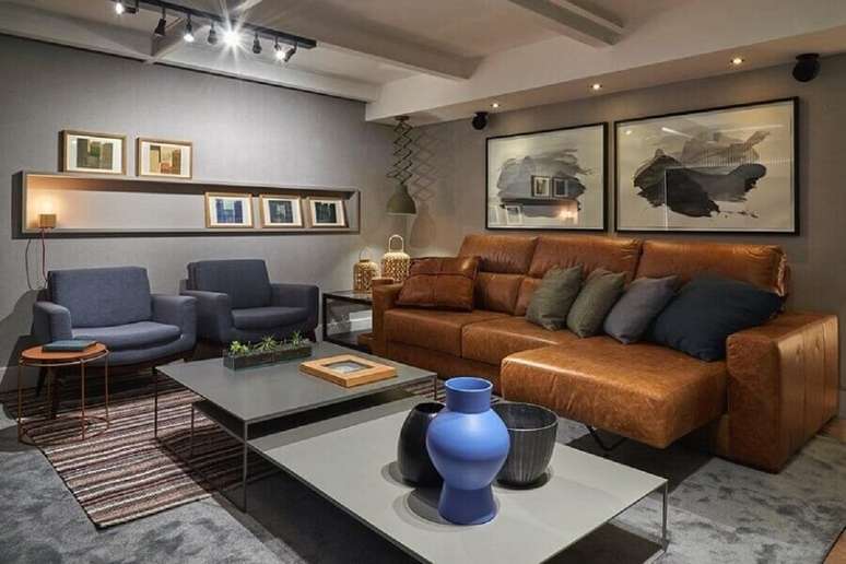 3. Sala cinza moderna decorada com sof&aacute; retr&aacute;til 3 lugares marrom de couro &ndash; Foto: L&iacute;der Interiores