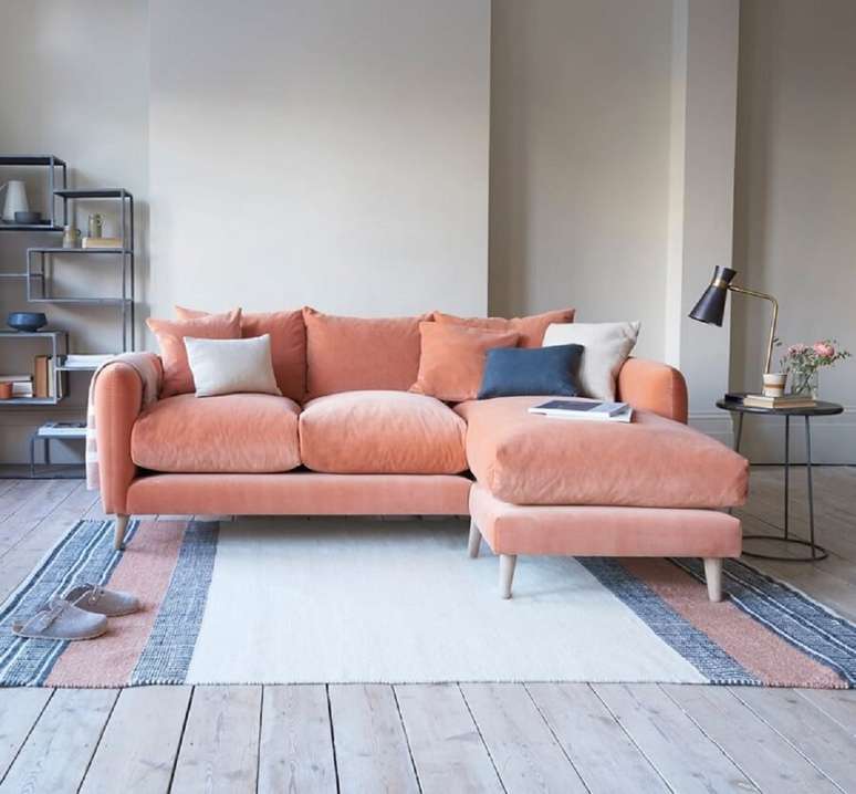 3. Quer uma sala mais confortável? Então invista no sofá com chaise 3 lugares – Foto: Dicas Decor