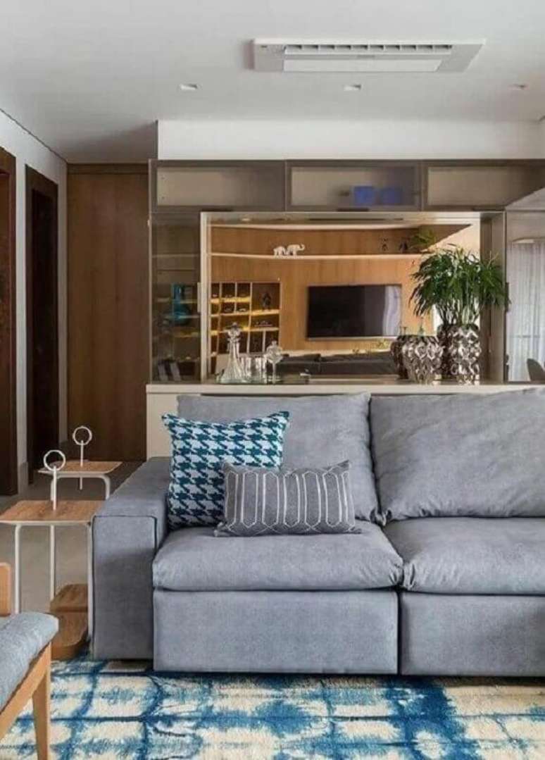1. Sala moderna decorada com sofá 3 lugares retrátil cinza e tapete azul estampado – Foto: Pinterest