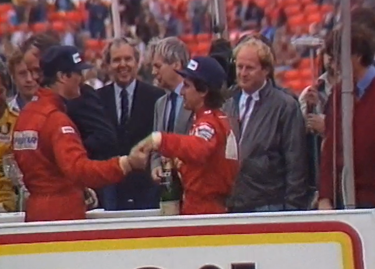 Nigel Mansell e Alain Prost, as estrelas do dia, se cumprimentam 