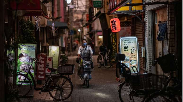 Aprender a conviver com o vírus tem sido a base da estratégia do Japão