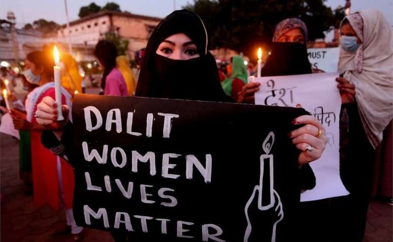 Morte recente em Uttar Pradesh motivou protestos em todo o país; na imagem, jovem segura cartaz que diz 'A vida de mulheres Dalit importa'