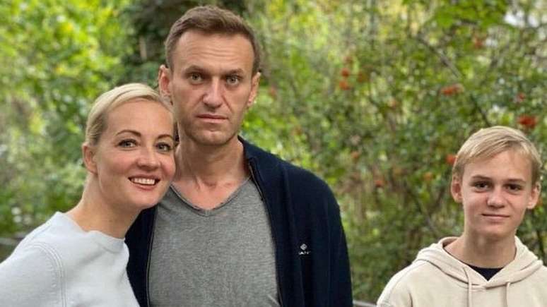 Alexei Navalny já saiu do hospital; na foto, aparece com a esposa, Yulia, e o filho Zakhar, em Berlim