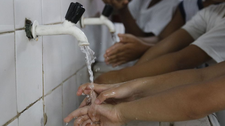 Crianças lavando as mãos em escola, em foto de março; desigualdade de ensino, de acesso e de infraestrutura é um dos desafios da educação no meio da pandemia