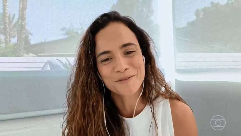 Alice Braga durante entrevista co programa 'Conversa com Bial'