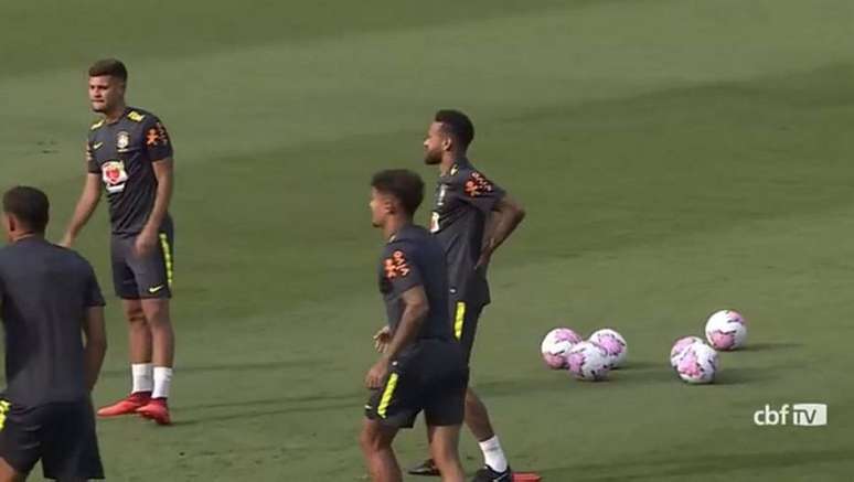 Neymar sente dor na região lombar, deixa treino e vira dúvida na seleção