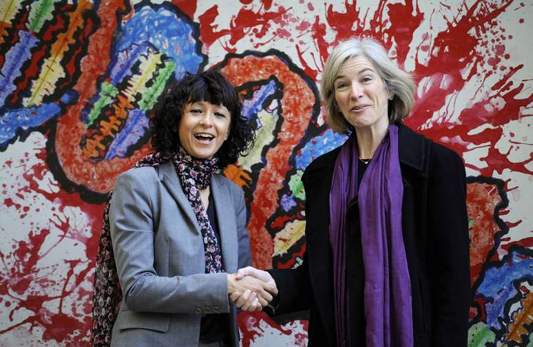 Microbiologista francesa Emmanuelle Charpentier e professora norte-americana Jennifer Doudna posam para foto em Oviedo, na Espanha em 2015
21/10/2015 REUTERS/Eloy Alonso