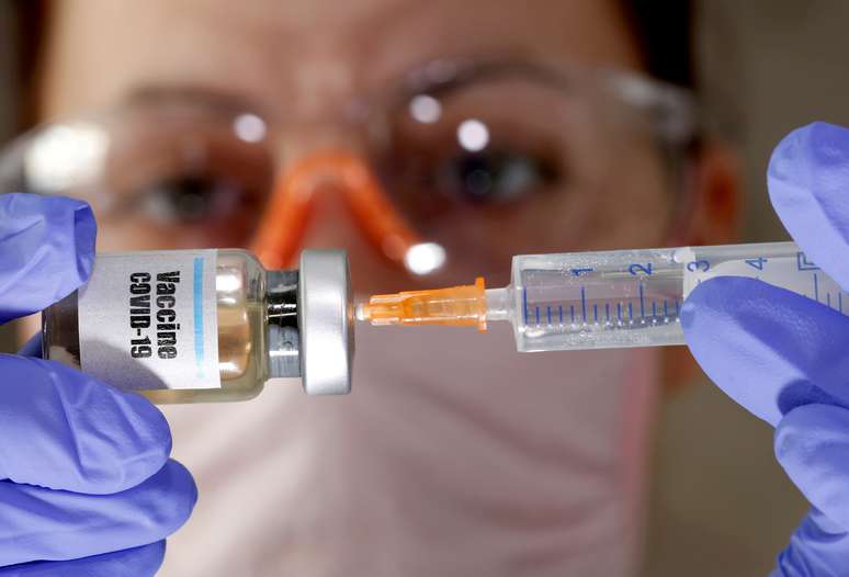 Mulher segura frasco rotulado como de vacina contra Covid-19 em foto de ilustração
10/04/2020 REUTERS/Dado Ruvic