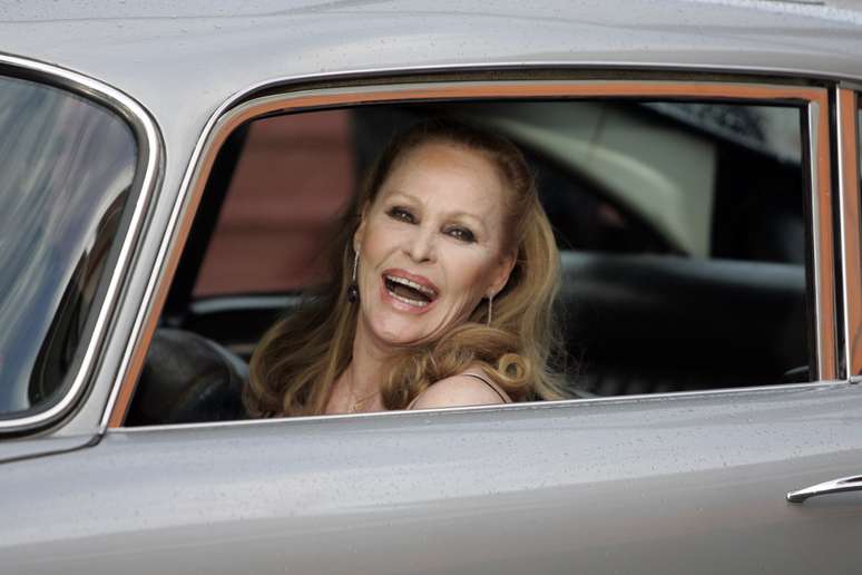 Atriz Ursula Andress chega para comemorar seu anivers&aacute;rio em Edimburgo
18/05/2006
REUTERS/David Moir