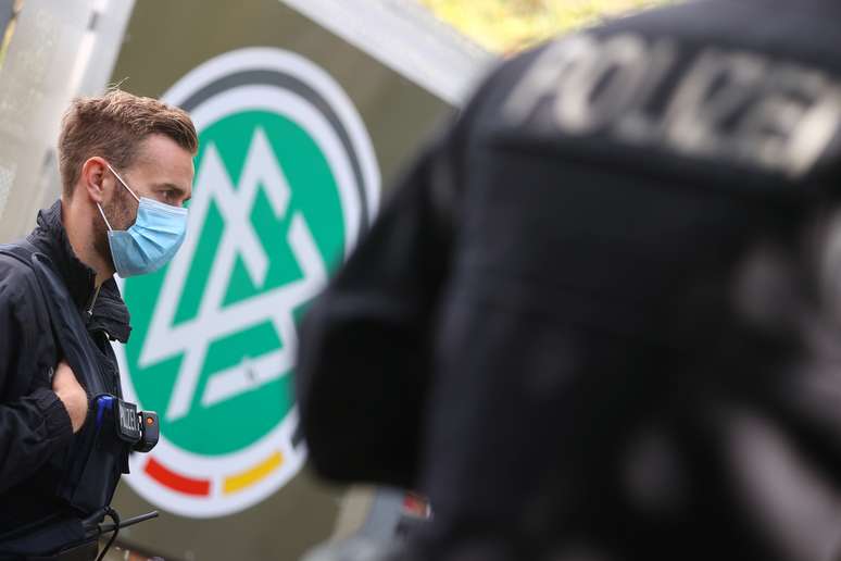 Policiais vigiam &aacute;rea em frente da sede da Federa&ccedil;&atilde;o Alem&atilde; de Futebol (DFB) , em Frankfurt
07/10/2020
REUTERS/Kai Pfaffenbach