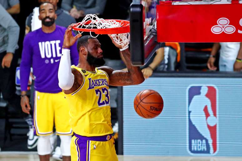 LeBron James comandou mais uma vitória dos Lakers