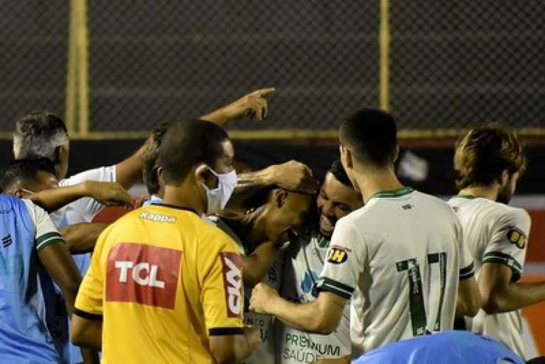 A vitória do América-MG em Salvador foi muito importante para manter o  time colado no G4-(Divulgação/América-MG)