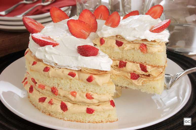 Bolo de Chocolate com Chantilly e Morangos Receita