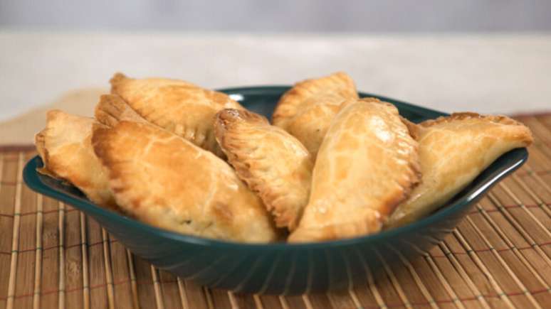 Guia da Cozinha - Pastelzinho assado com 3 queijos que é impossível parar de comer