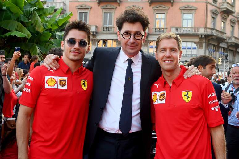  Leclerc, Mattia Binotto e Vettel: sorrisos na festa de 90 anos da Ferrari, sem motivo para comemorar em 2020.