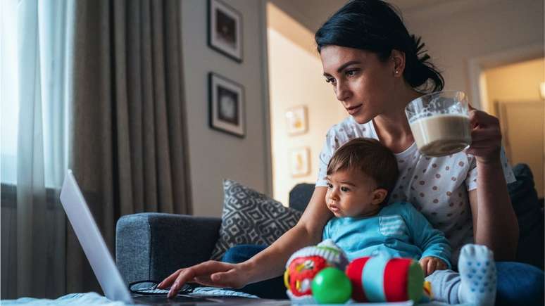 Para FMI, mulheres são especialmente afetadas pelo fechamento de escolas, já que a responsabilidade de cuidar dos filhos muitas vezes recai desproporcionalmente sobre elas