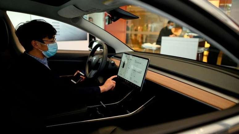 O painel dos modelos Tesla tem apenas uma tela a partir da qual tudo &eacute; direcionado