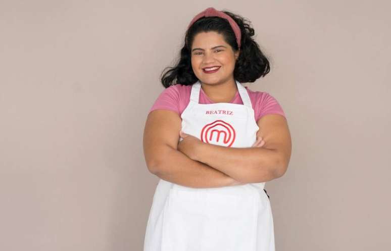 Aos 25 anos de idade, Beatriz grava v&iacute;deos culin&aacute;rios para publicar na internet em canal que mant&eacute;m com seu marido. &nbsp;