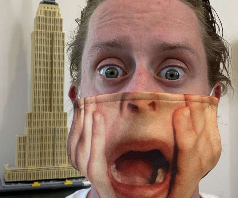 O ator Macaulay Culkin usa máscara contra covid-19 que faz homenagem ao filme 'Esqueceram de Mim'