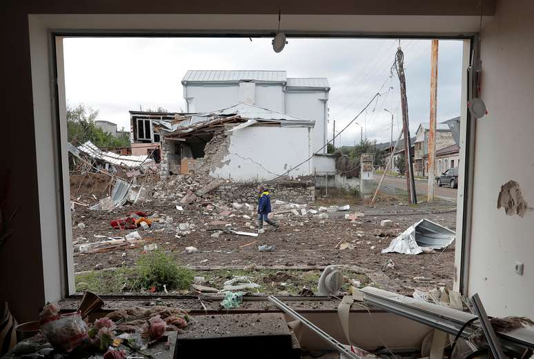 Homem passa em frente a casa danificada no recente confronto em Nagorno-Karabakh
08/10/2020 REUTERS/Stringer