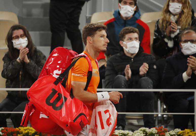 Pablo Carre&ntilde;o Busta deixa quadra em Roland Garros ap&oacute;s ser eliminado por Novak Djokovic
07/10/2020 REUTERS/Charles Platiau