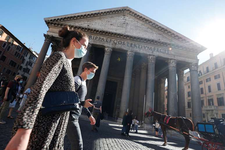 Pessoas transitam com máscara em Roma, na Itália. 08/10/2020. REUTERS/Guglielmo Mangiapane. 


