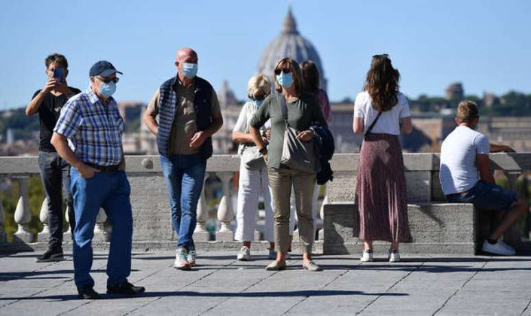 Turistas com máscaras de proteção em Roma, capital da Itália