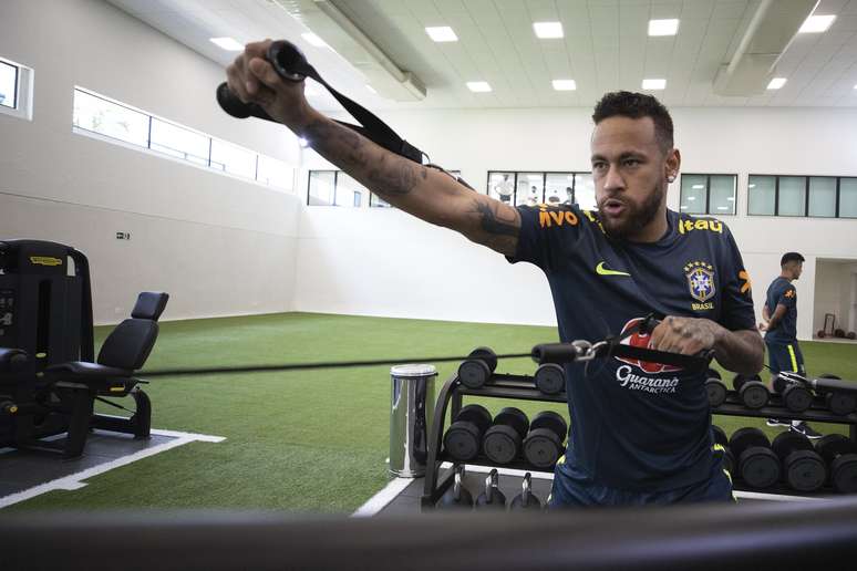 Neymar sentiu uma lesão na lombar