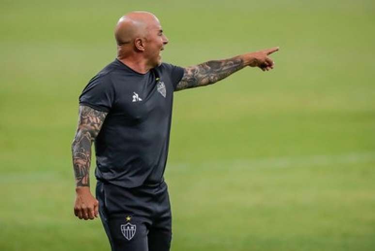 Sampaoli ficou tão tenso no jogo que quase brigou com um membro da comissão do Fortaleza-(Agência Galo/Bruno Cantini/Pedro Souza)