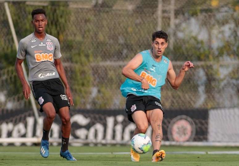Danilo Avelar deve retornar aos gramados em aproximadamente oito meses (Foto: Rodrigo Coca/Ag. Corinthians)