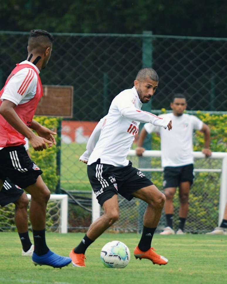Rojas treinou com bola no CT da Barra Funda e demonstra avanço em sua recuperação (Reprodução/Twitter/São Paulo)