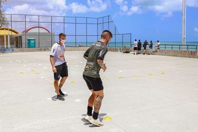 Nathan participou normalmente do treino em Fortaleza e deve jogar contra o Goiás-(Pedro Souza/Atlético-MG)