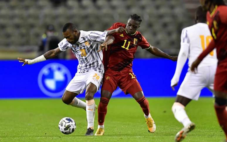 Doku e Dié disputam a bola durante amistoso em Bruxelas (Foto: AFP)