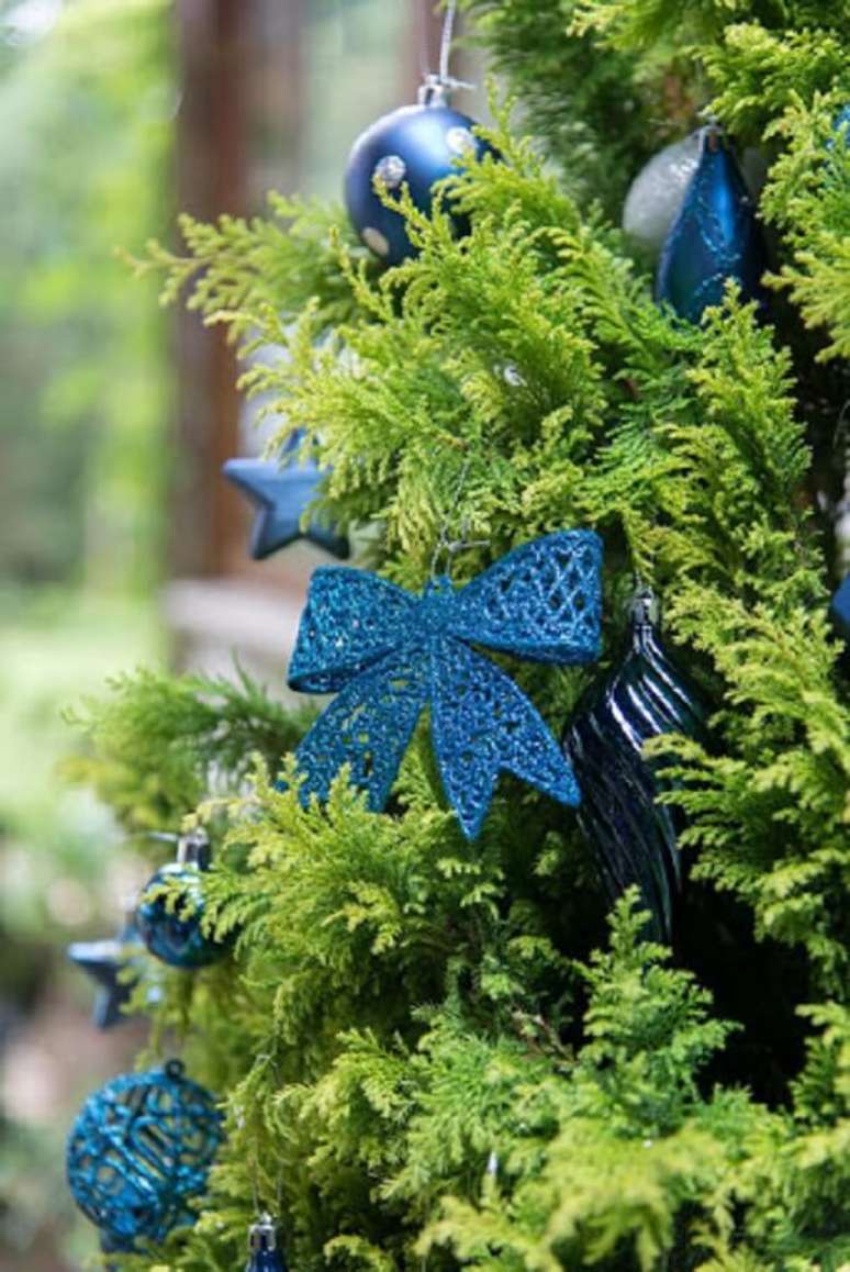 21. A árvore de natal azul confere modernidade ao ambiente. Fonte: Pinterest