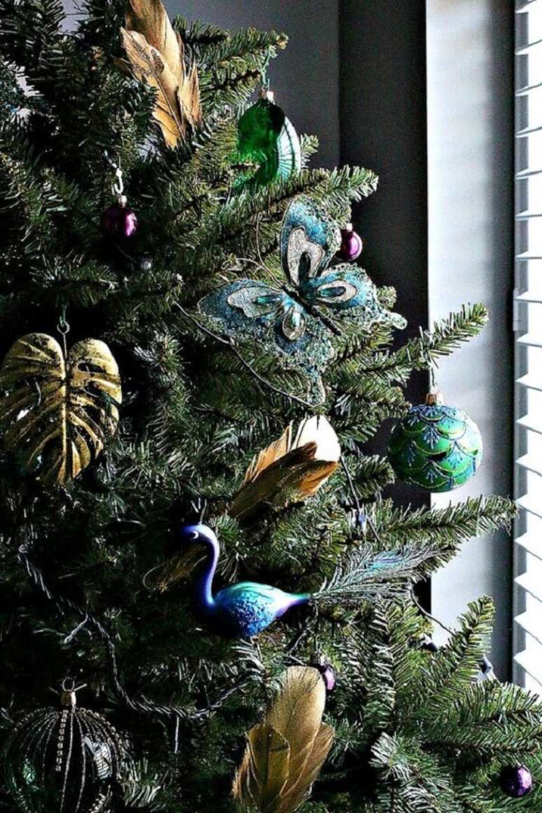 17. A &aacute;rvore de natal azul e dourada decora o ambiente da casa. Fonte: Pinterest