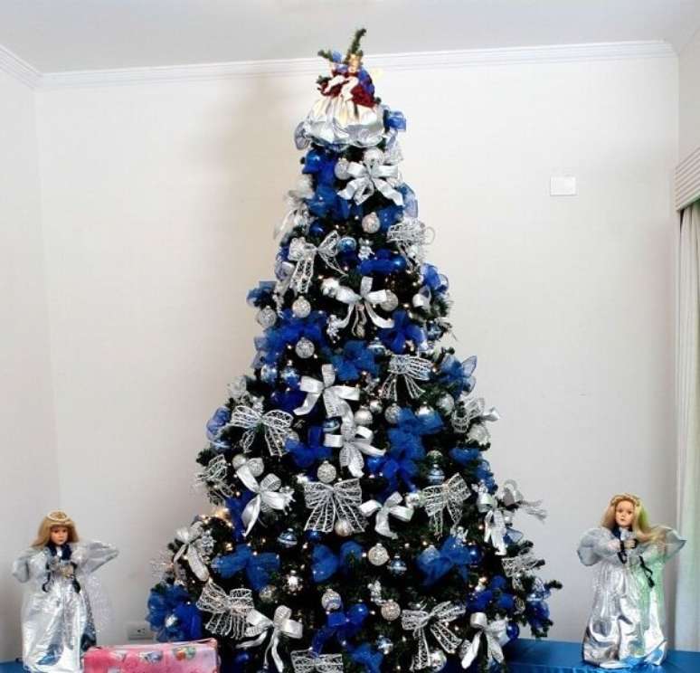 47. A &aacute;rvore de natal azul e prata &eacute; a grande atra&ccedil;&atilde;o do ambiente. Fonte: Pinterest