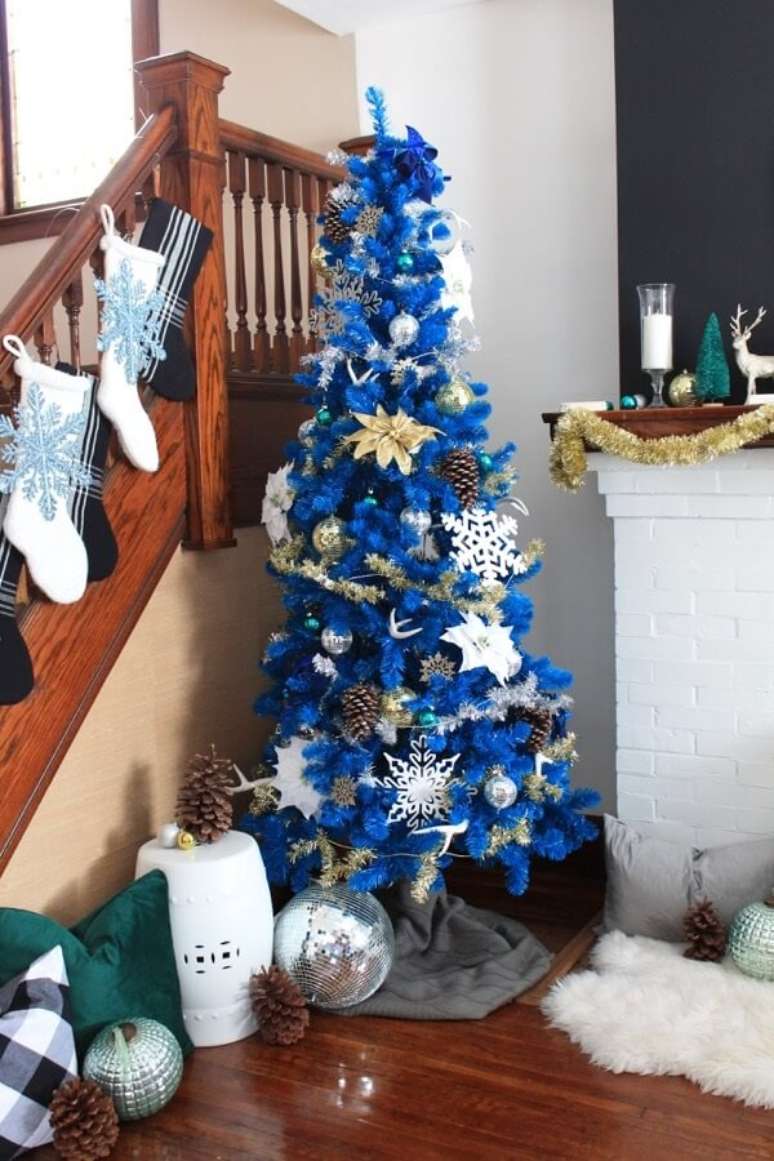 3. A árvore de natal azul foi posicionada ao lado da escada. Fonte: Pinterest