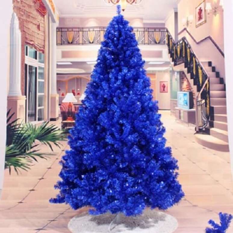 12. A &aacute;rvore de natal azul marca presen&ccedil;a e se destaca na decora&ccedil;&atilde;o do ambiente. Fonte: Pinterest